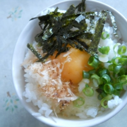 お昼ご飯に頂きました♪
ラーメン屋さんに、卵かけご飯が出てくるなんていいですね～
だし醤油がラーメン屋さんのお味に近いところがあるのかな。美味しかったです♡♡